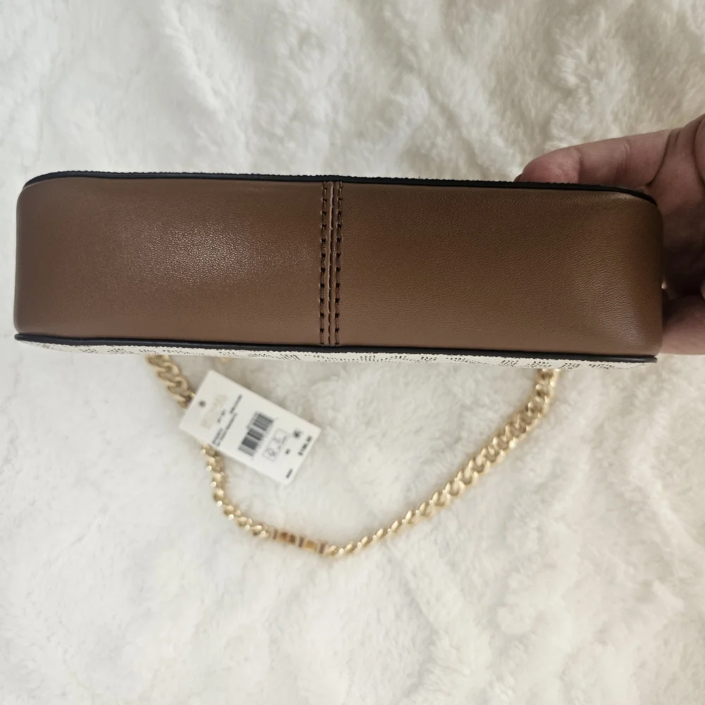 This is‎ a Michael Kors Jet Set Small Chain Pouchette in vanilla/lugg color.